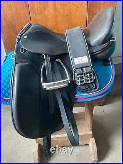 17.5 Custom Saddle Zalud dressage saddle Medium Wide Black Short Roll