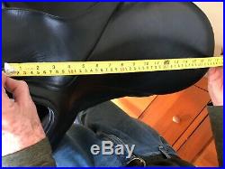 17 Hennig Classic Dressage Saddle with Hennig Sofa Girth & Leathers