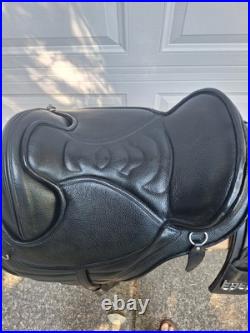 Barefoot London Treeless Dressage Saddle + Accessories Size 1 Barefoot London Treeless Dressage Saddle + Accessories Size 1