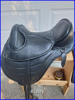 Barefoot London Treeless Dressage Saddle + Accessories Size 1 Barefoot London Treeless Dressage Saddle + Accessories Size 1