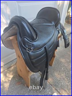 Barefoot London Treeless Dressage Saddle + Accessories Size 1 Barefoot London Treeless Dressage Saddle + Accessories Size 1