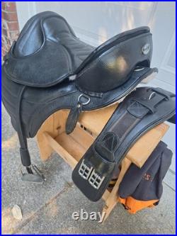 Barefoot London Treeless Dressage Saddle + Accessories Size 1 Barefoot London Treeless Dressage Saddle + Accessories Size 1