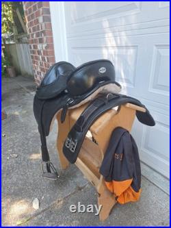 Barefoot London Treeless Dressage Saddle + Accessories Size 1 Barefoot London Treeless Dressage Saddle + Accessories Size 1