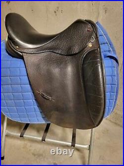 Lovett & Ricketts Arabian Dressage Saddle Wide 17 in Seat & 2 Leather Girths