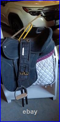 Synthetic Dressage Saddle, wide, made in England, 18 seat. Please read full Synthetic Dressage Saddle, wide, made in England, 18 seat. Please read full