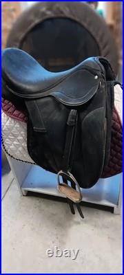 Synthetic Dressage Saddle, wide, made in England, 18 seat. Please read full Synthetic Dressage Saddle, wide, made in England, 18 seat. Please read full