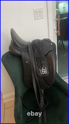 Wintec 500 dressage saddle 161/2-17Girth And Stirrup Leathers