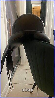 Wintec 500 dressage saddle 161/2-17Girth And Stirrup Leathers