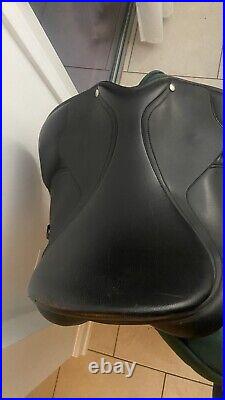 Wintec 500 dressage saddle 161/2-17Girth And Stirrup Leathers