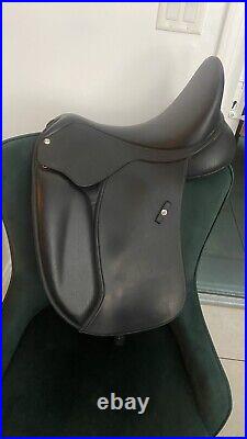 Wintec 500 dressage saddle 161/2-17Girth And Stirrup Leathers