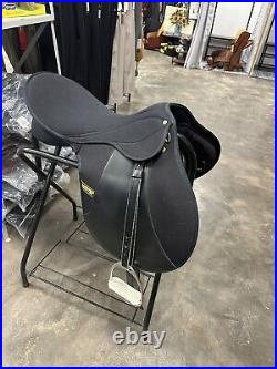 Wintec dressage saddle Size 18 Includes Girth Irons And Leathers